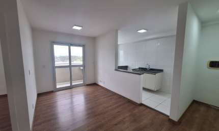 Excelente apartamento de 2 dormitórios com varanda no Sta. Maria