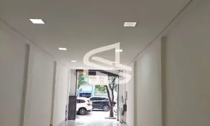 Loja reformada sendo 4 frente x 15 profundidade na regiao do Bras