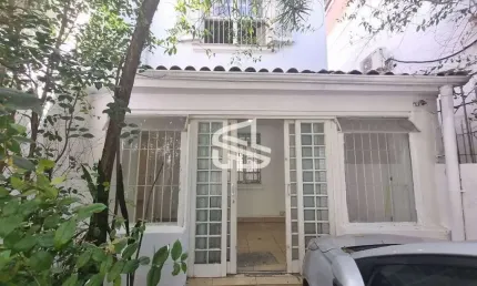 Espaco Amplo para Locacao: 214m2, 5 Dormitorios, 2 Suites, Varanda e Muito Mais!