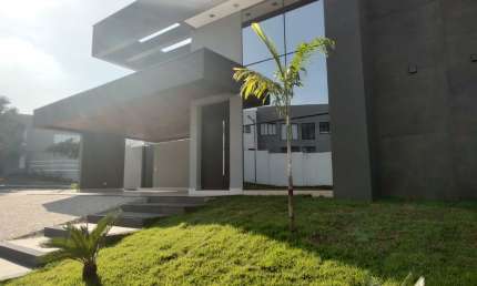 Casa 4 suítes + escritório, quintal com piscina e jardim gramado