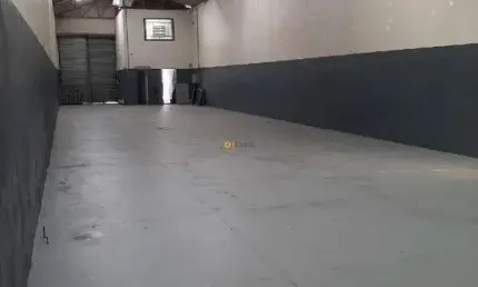 Galpão Industrial com 320 metros, entrada para container e portão automático