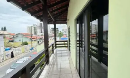 CASA BELÍSSIMA, 04 DORMITÓRIOS, 250M DA PRAIA, NO CENTRO, NAVEGANTES!