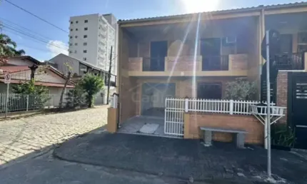 SOBRADO DE 03 DORMITÓRIOS, 150 METROS DO MAR, GRAVATÁ, R$650.000,00, NAVEGANTES/SC
