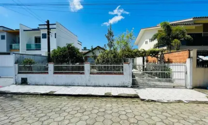 CASA 03 DORMITÓRIOS À VENDA, R$ 618.888,00 BAIRRO GRAVATÁ EM NAVEGANTES