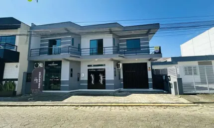 Casa de 04 dormitórios e  02 salas comerciais, no centro de navegantes/sc!