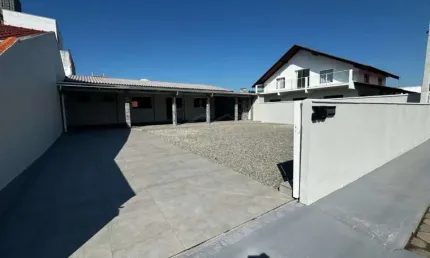 CASA 03 DORMITÓRIOS SENDO 01 SUÍTE, 250M DA PRAIA, R$950.000,00, CENTRO, NAVEGANTES/SC!