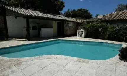 Segurança 24h, portaria, áreas verdes, quadras esportivas e ambiente familiar.