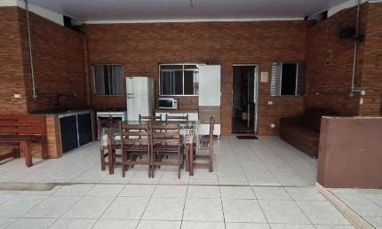 Casa com 2 dormitórios sendo 2 suítes e com piscina a 600m da praia