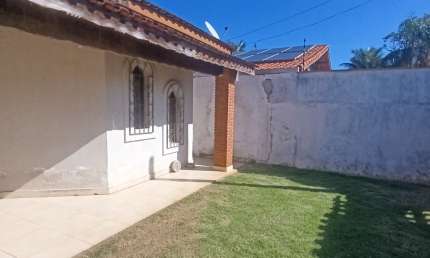 Casa a venda a 200 metros da praia com excelente espaço interno