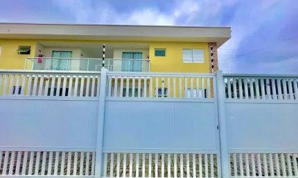 Vende se village com 2 dormitórios sendo 1 suite a 1 quadra da praia , 2 min a pé