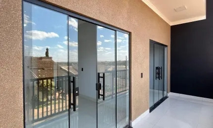 Sobrado belíssimo bairro  martins em um  lote 150 metros      área  construída 220 mts