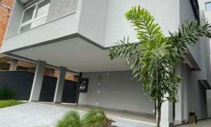 Sobrado para venda possui 170 metros quadrados com 3 suites sendo 1 master e 2 vagas de garagem