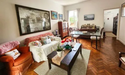 Prédio baixo, cercado de natureza e casas no Jd. Botânico