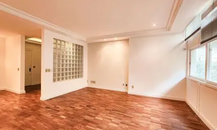 Viva o melhor de Copacabana: Amplo apartamento todo reformado com 3 qts + vaga