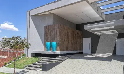 Linda Casa no Condomínio Hayashi, com piscina, ótimo acabamento.