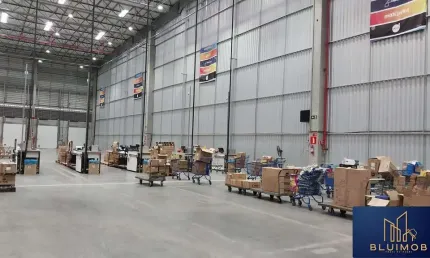 Galpão com pé direiro elevado na marginal da br 101