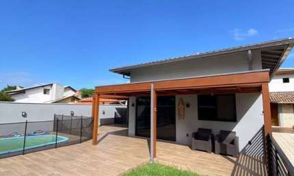 Casa em condomínio fechado com 3 quartos à venda na Barra da Lagoa, Florianópolis  por R$ 1.800.000