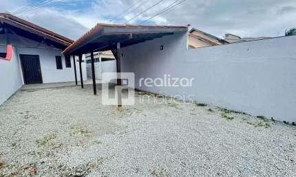 Casa com 2 quartos para alugar no Carianos, Florianópolis  por R$ 2.950