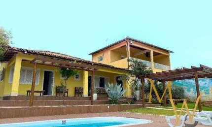 Casa de Alto - Um Refúgio Privativo com 3 Residências e Muito Verde.
