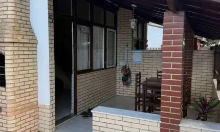 CASA EM CONDOMÍNIO NO PERÓ -  3 QUARTOS, VARANDA E A 2 MINUTOS DA PRAIA.