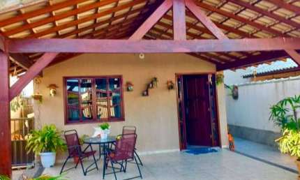 Excelente casa em Barra de São João com 2 pavimentos.