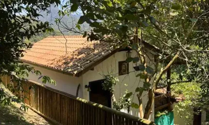 Casa a venda localizada na pedra riscada com vista para várias montanhas.