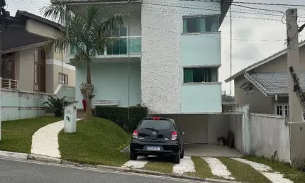 Lindo sobrado com piscina ótima localização no condominjo arujá 5