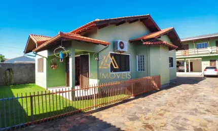 Casa, localizada no bairro Sagrada Família, aceita imóvel no RS como permuta.
