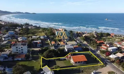 Ótima casa localizada a poucos metros da Praia da Ribanceira.