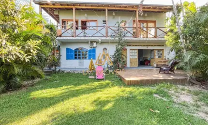 Casa aconchegante com amplo terreno próximo a lagoa do Quintino