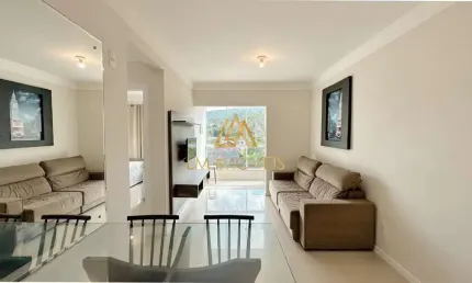 Apartamento semimobiliado a apenas 300 metros da Praia da Vila.