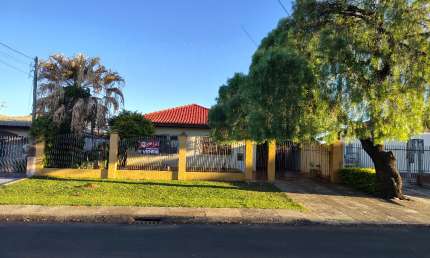 Casa ampla e aconchegante. Jardim, quintal e edícula com churrasqueira