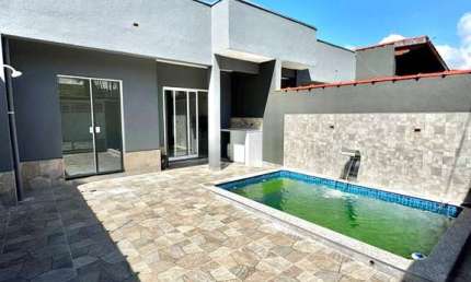 Casa á venda com piscina 50 metros da praia em Parque Balneario Comodoro, Mongaguá/SP