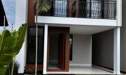 CASA COM TRÊS DORMITÓRIOS, SENDO UMA SUÍTE E DUAS DEMI SUÍTES