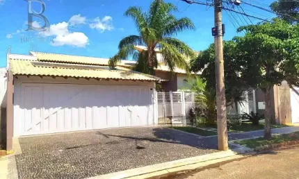 Casa à Venda em Jardim Tropical, Marília - 3 Suítes, R$1.640.000
