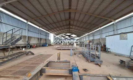 Galpão industrial com estrutura para ponte rolante e amplo pátio para locação em Matozinhos MG.