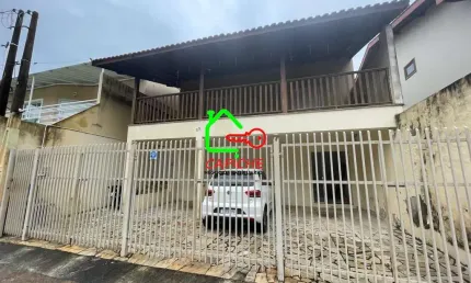 Oportunidade imperdível: Casa à venda em Vinhedo-SP, no bairro Bosque, com 3 quartos, 1 suíte, 2 salas, 3 banheiros, 6 vagas de garagem e 164,71 m² de área.