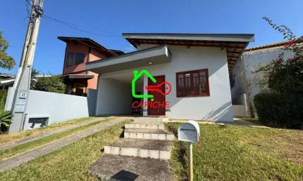 Casa de alto padrão em condomínio de luxo em Vinhedo-SP, bairro Pinheirinho: 3 quartos, 1 suíte, 2 salas, 2 banheiros, 2 vagas, 150 m².
