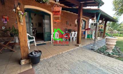 Linda casa de condomínio à venda em Vinhedo-SP, bairro Caixa D´água: 3 quartos, 2 suítes, 2 salas, 4 banheiros, 5 vagas, 207m².