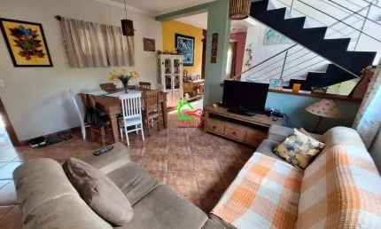 Casa de alto padrão em condomínio à venda em Vinhedo-SP, bairro Caixa D´água. 3 quartos, 1 suíte, 2 salas, 3 banheiros, 6 vagas de garagem, 195m².