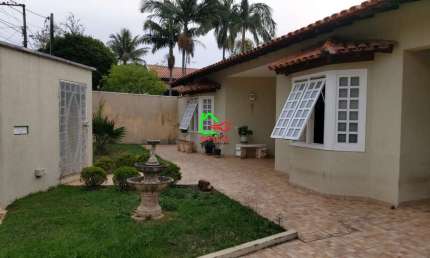 Casa à venda em Vinhedo-SP, 4 quartos, 1 suíte, 2 salas, 4 banheiros, 8 vagas de garagem, 334m².