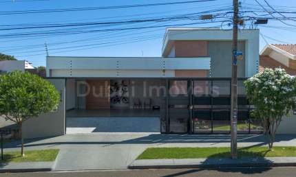 Casa à venda no Jardim Iguaçu, Maringá, com área util de 458m2