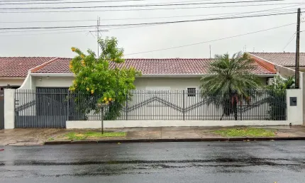 Casa à venda na Zona Norte de Maringá com Piscina | 3 quartos  sendo 1 suíte