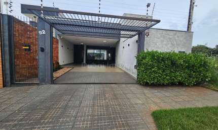 Casa à venda no  Jardim Mediterrâneo, Maringá, 3 suítes, mobiliada, com energia solar e piscina.