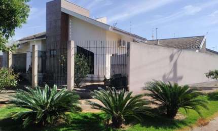 EXCELENTE CASA A VENDA COM PISCINA NO JARDIM DIAS. CONFORTO, ESTILO E SUSTENTABILIDADE.