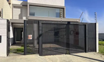 Sobrado a venda, 4 dormitórios sendo 2 suítes, com piscina