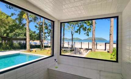 Casa a poucos passos do mar, em Condomínio pé na areia na Praia de Juquehy - À VENDA