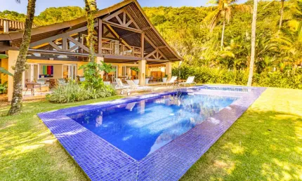 Casa espetacular frente ao mar na Praia da Baleia - À VENDA
