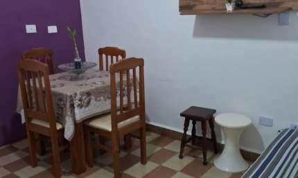 Apartamento Kitão dividido em excelente local com 1 vaga de garagem.