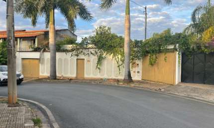 Vende-se Terreno Amplo/Casa Antiga | Bairro São José – Montes Claros/MG